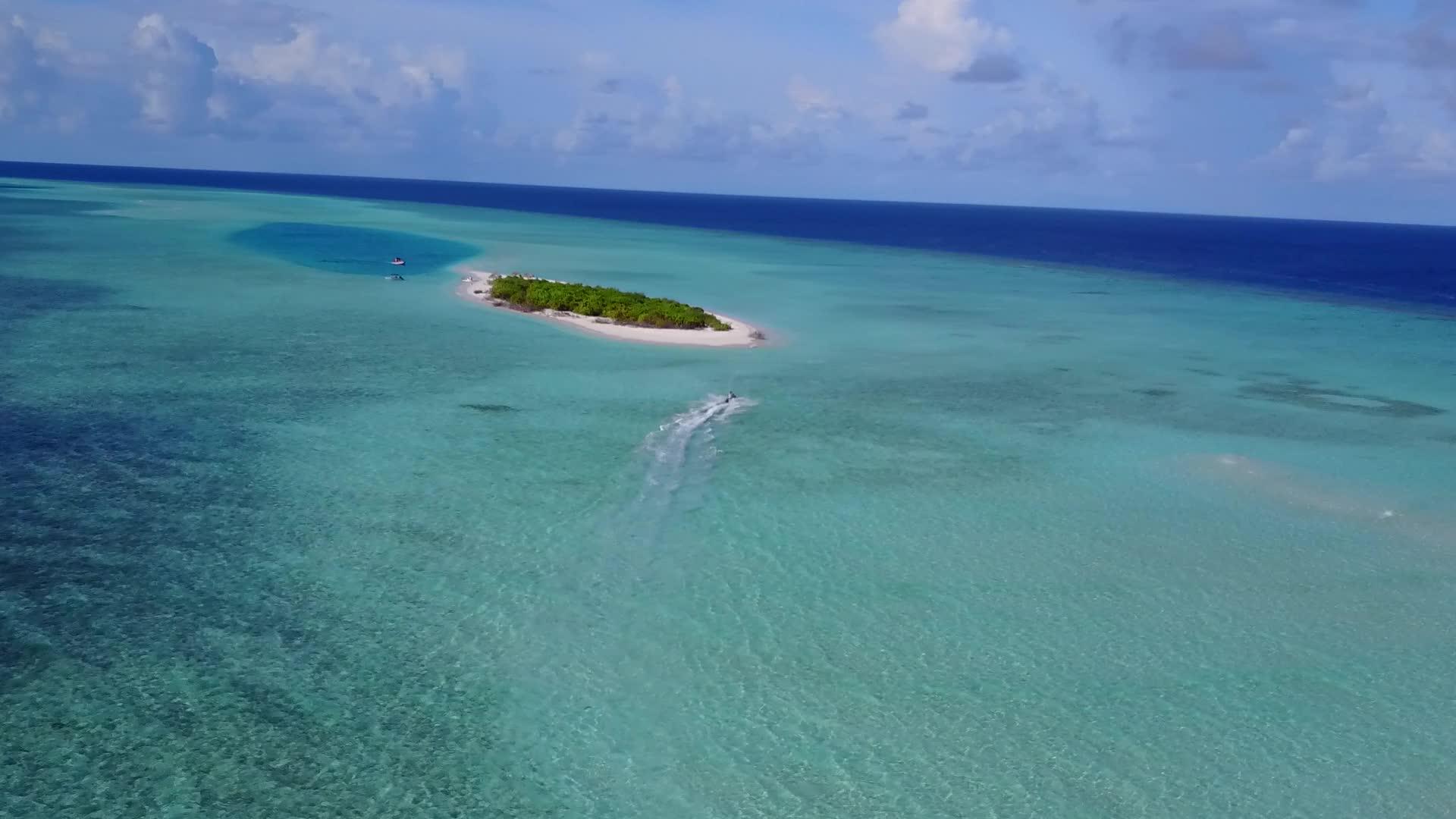 明亮的沙子背景是浅海和外国海湾海滩度假的无人机景观纹理视频的预览图