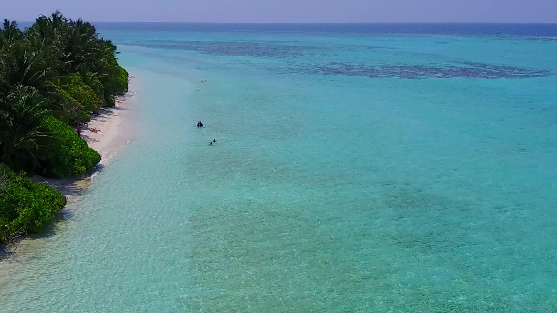 岛屿海滩的自然空气被绿色海洋和明沙的背景打破视频的预览图