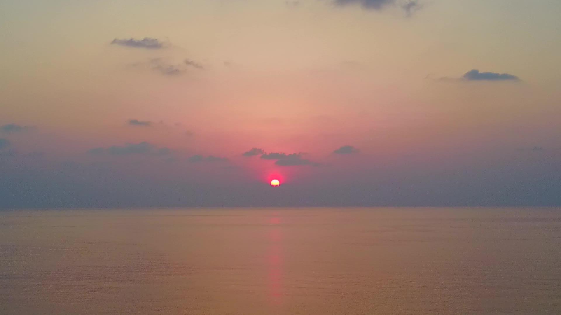 白沙背景蓝绿色海洋豪华海岸海滩度假无人机景观视频的预览图