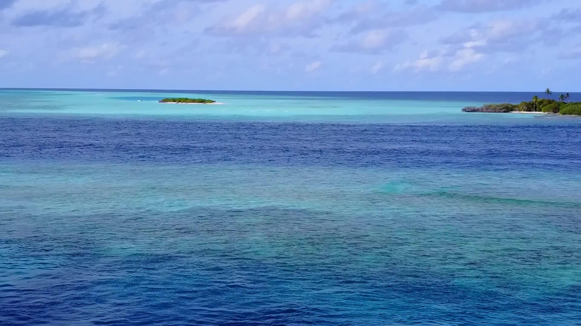 豪华度假村海滩生活方式在蓝水清沙的背景下视频的预览图