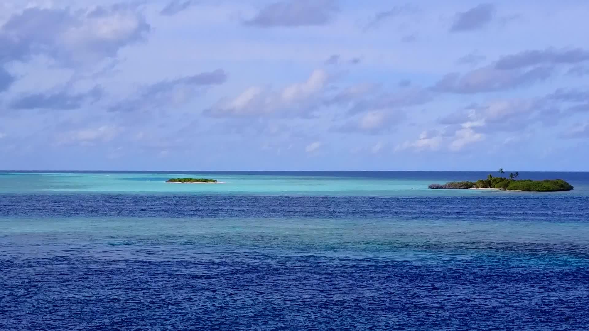 蓝色的海洋和清洁的沙滩背景放松的海湾海滩假日空中无人驾驶视频的预览图