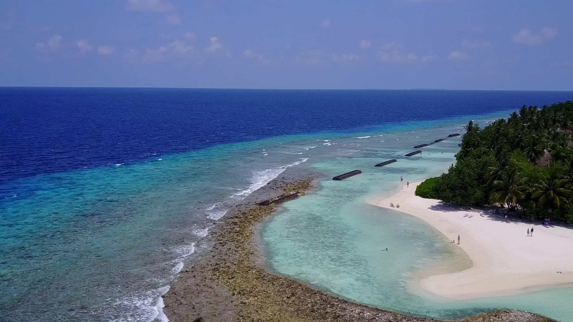 蓝海和白色沙滩背景的蓝海在宁静的海滩度假空气中视频的预览图