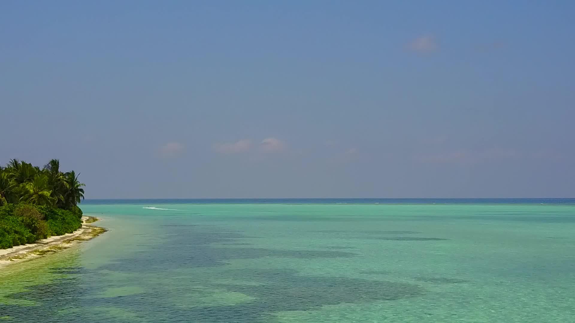 以蓝绿环礁湖和白沙为代表的异国环礁湖海滩之旅视频的预览图