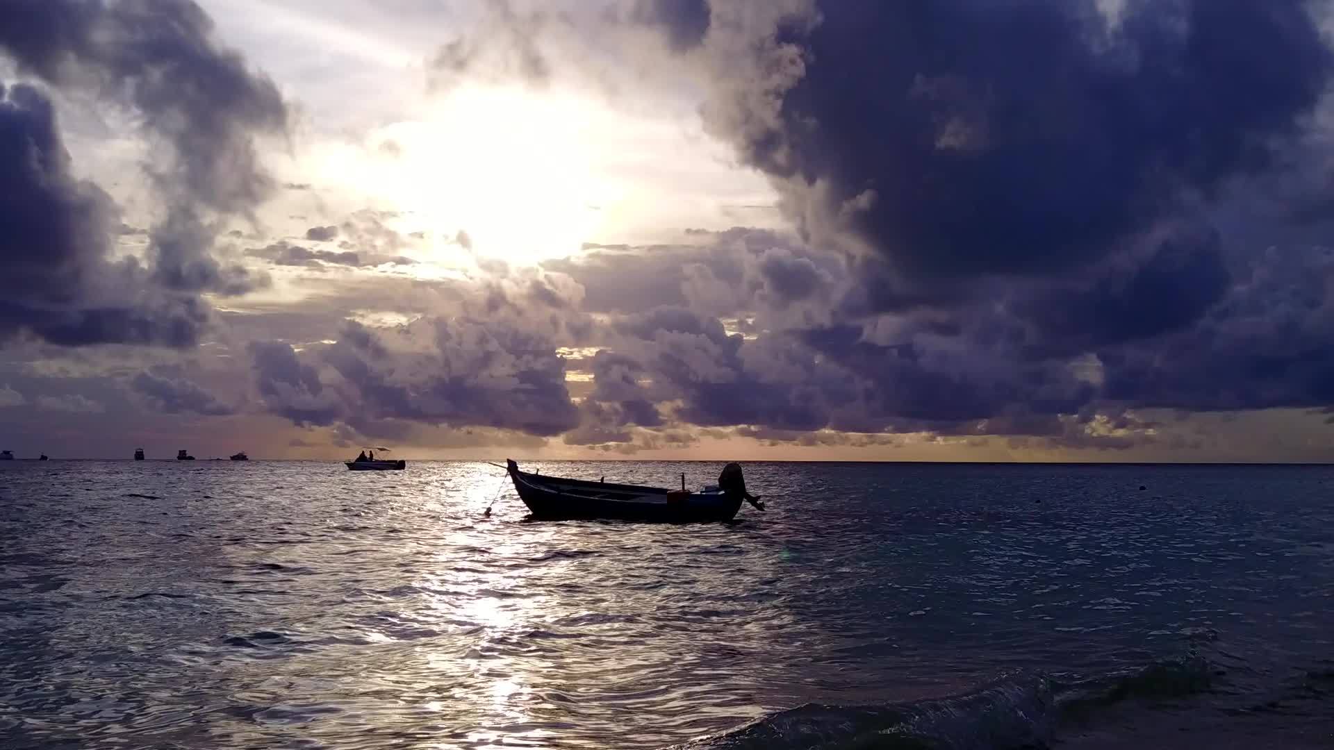 无人驾驶海洋海滩度假场所采用蓝水和白色沙尘背景视频的预览图