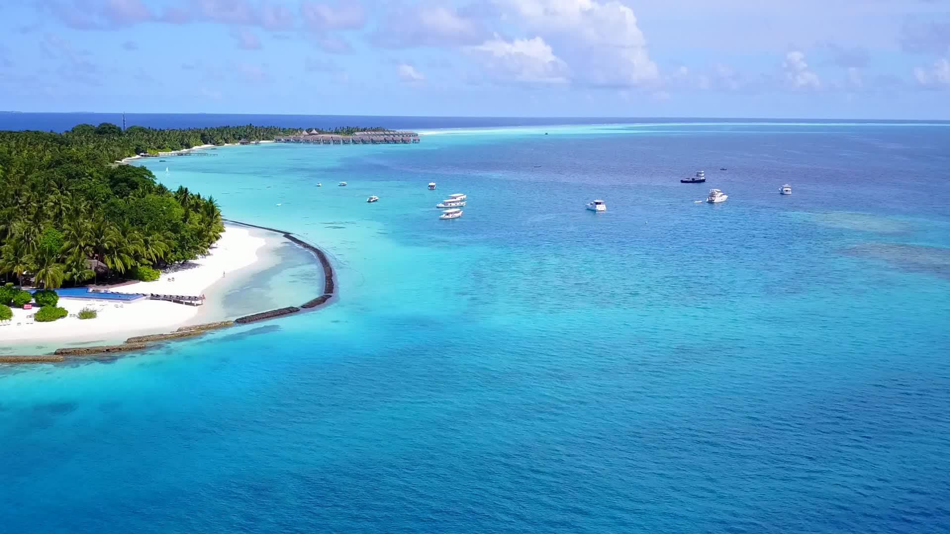 完美的海岸海滩航程以蓝海和白沙为背景视频的预览图