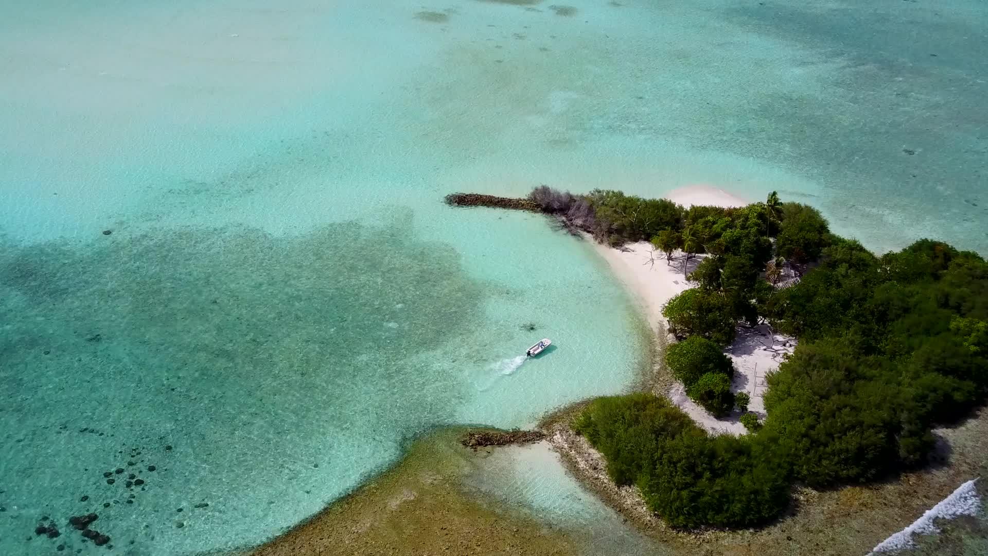 在白沙海洋和白沙的背景下在异国海岸的海滩上航行的无人机景观视频的预览图