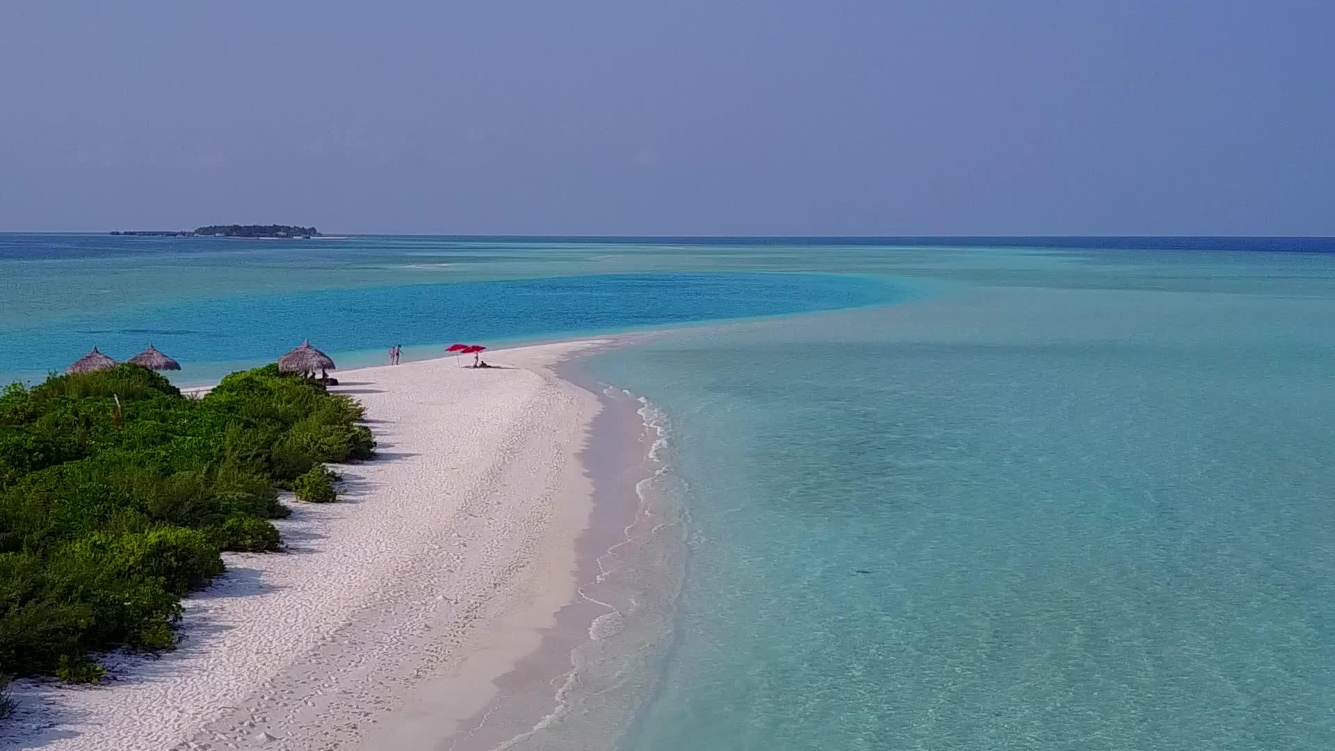 绿色环礁湖和浅沙背景的天堂湾海滩度假海滨场景飞行无人驾驶视频的预览图