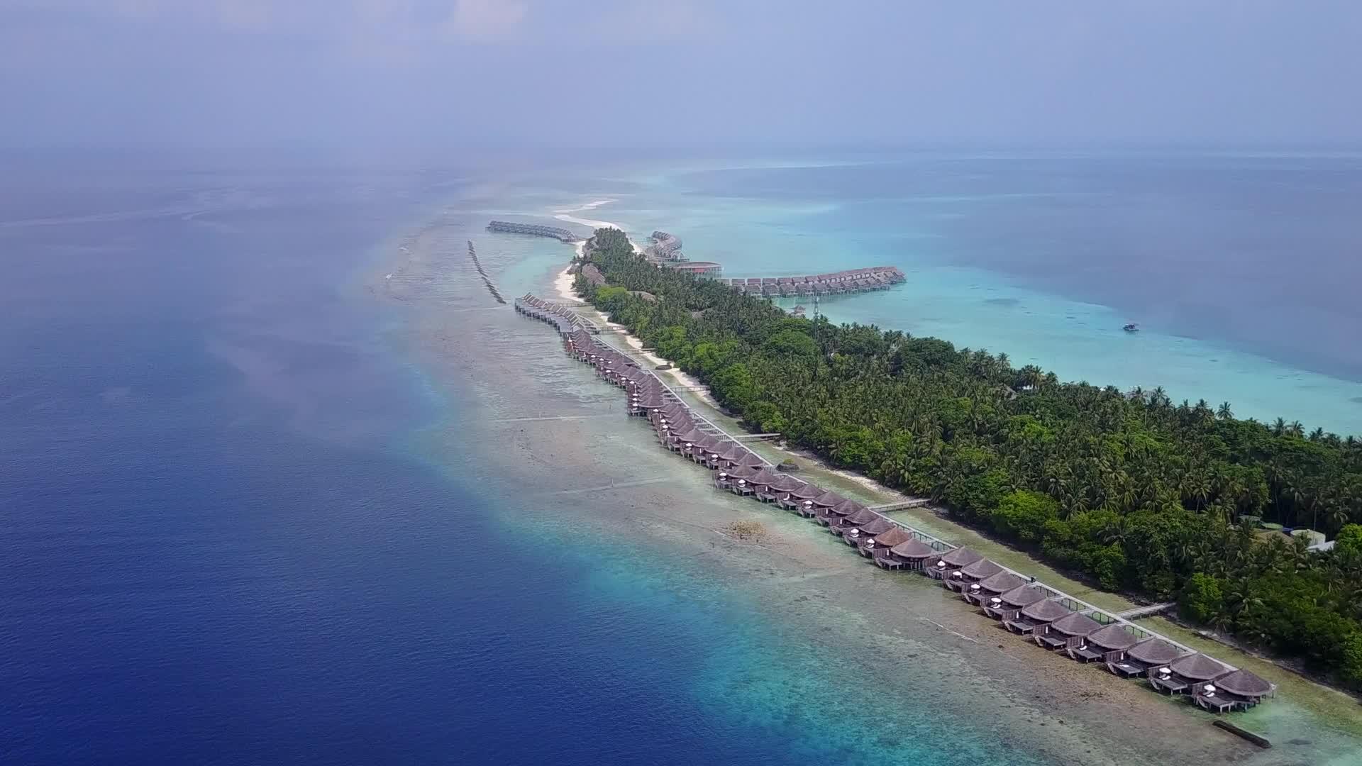 空中无人飞机飞越天堂度假胜地海滩沿着白沙底海滩视频的预览图