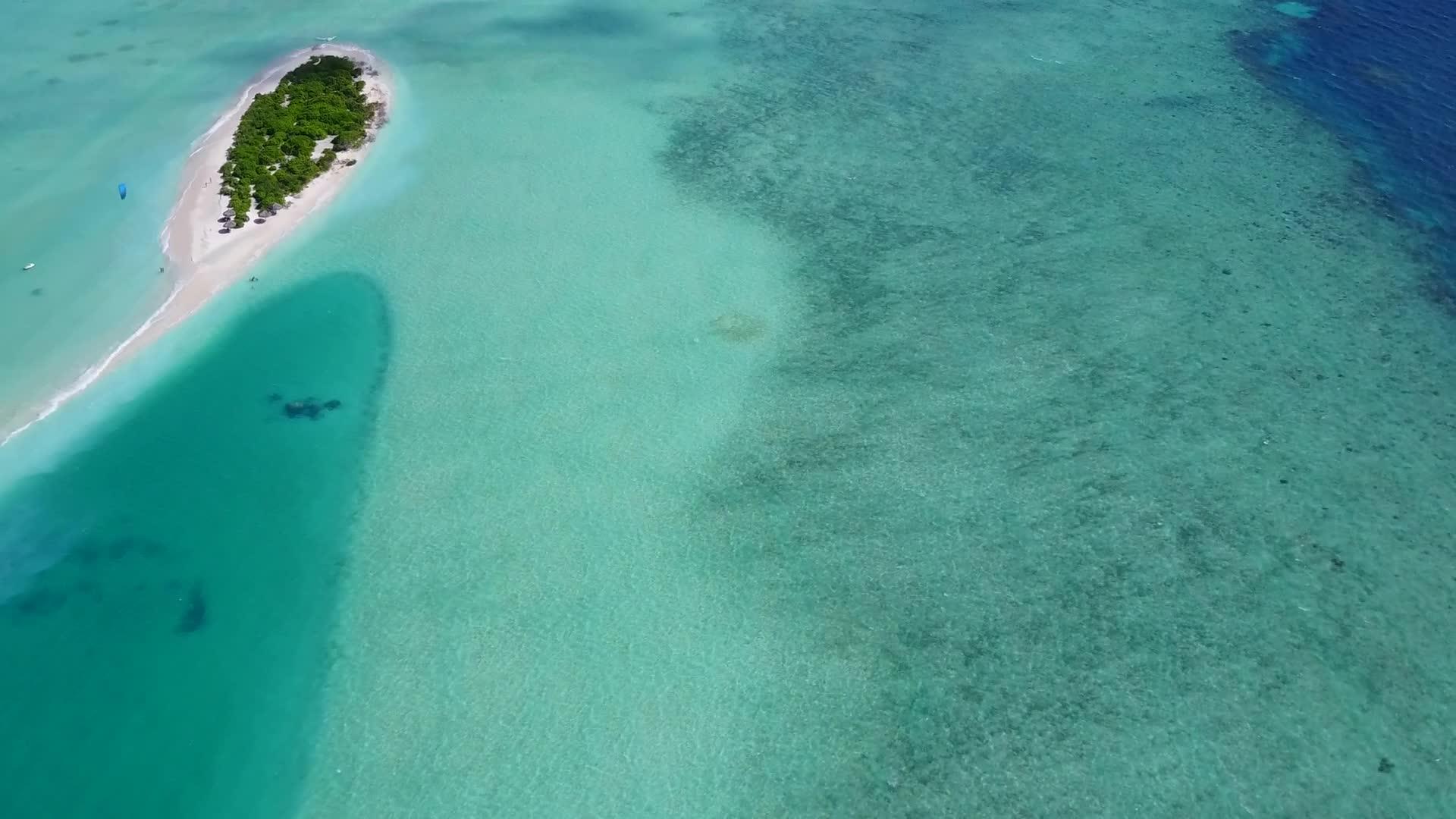 白沙背景透明海洋完美海滩时空无人机景观视频的预览图