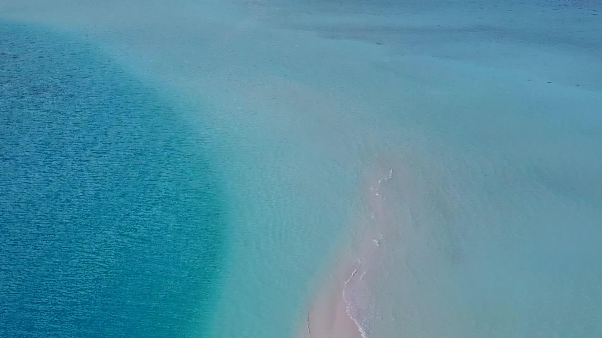 空中无人驾驶飞机在完美的岛屿海滩上全景飞行视频的预览图