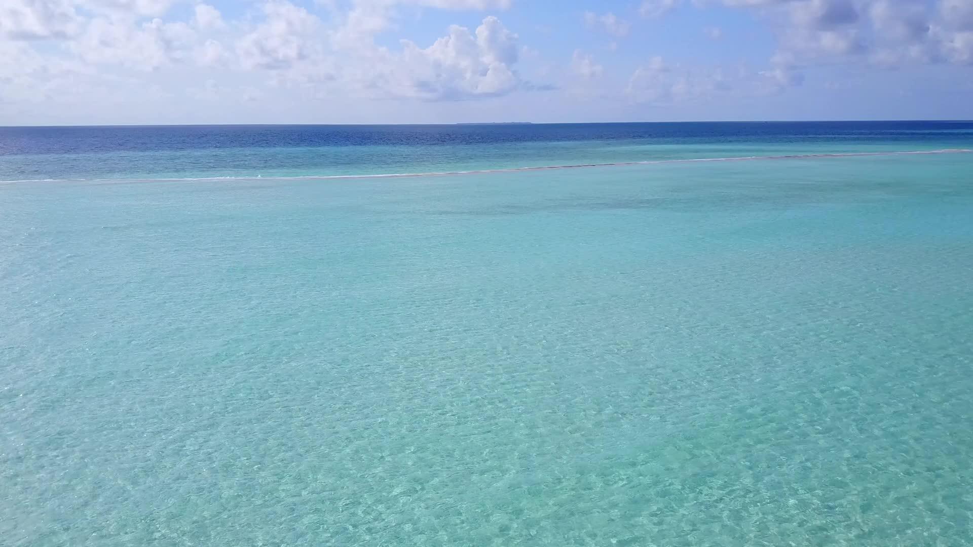 美丽的海滩休息以水蓝环礁湖和干净的沙滩为借口视频的预览图