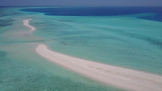 蓝色环礁湖以白沙为背景生活方式在天堂海岸海滩上视频的预览图