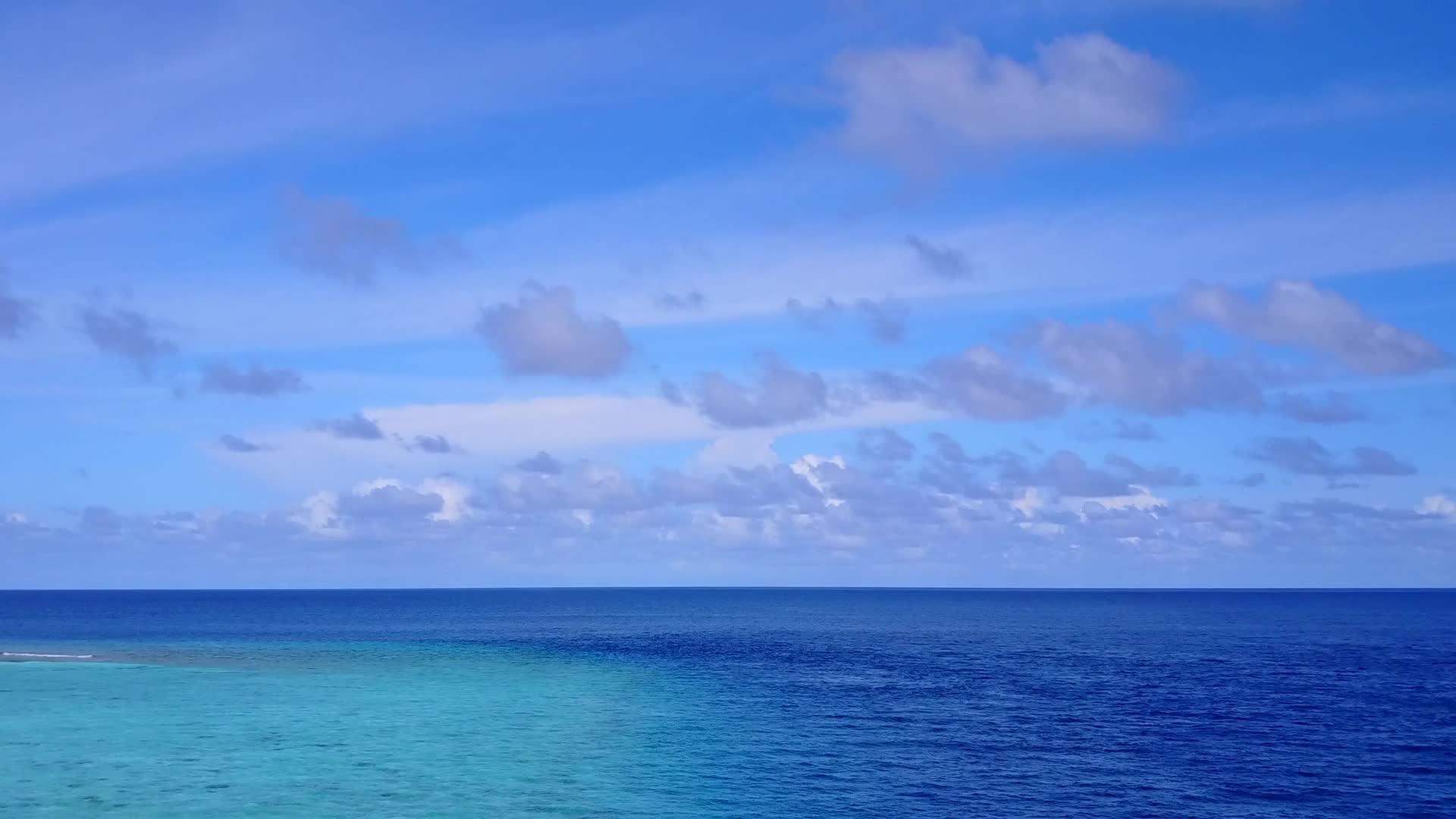 水蓝色泻湖和明亮的沙质背景天堂海岸线海滩时空视频的预览图