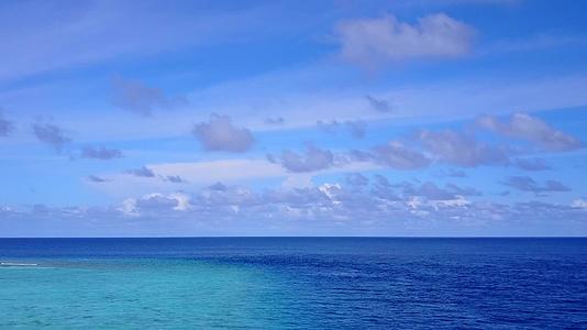水蓝色泻湖和明亮的沙质背景天堂海岸线海滩时空视频的预览图
