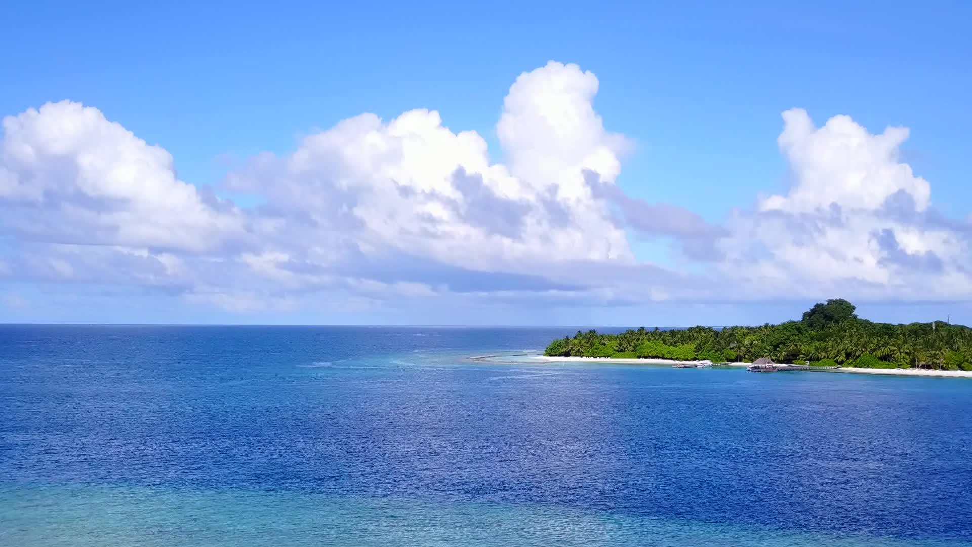 以白沙为背景的蓝绿色海洋之旅观察天堂海滩海滩海滩海滩海滩视频的预览图