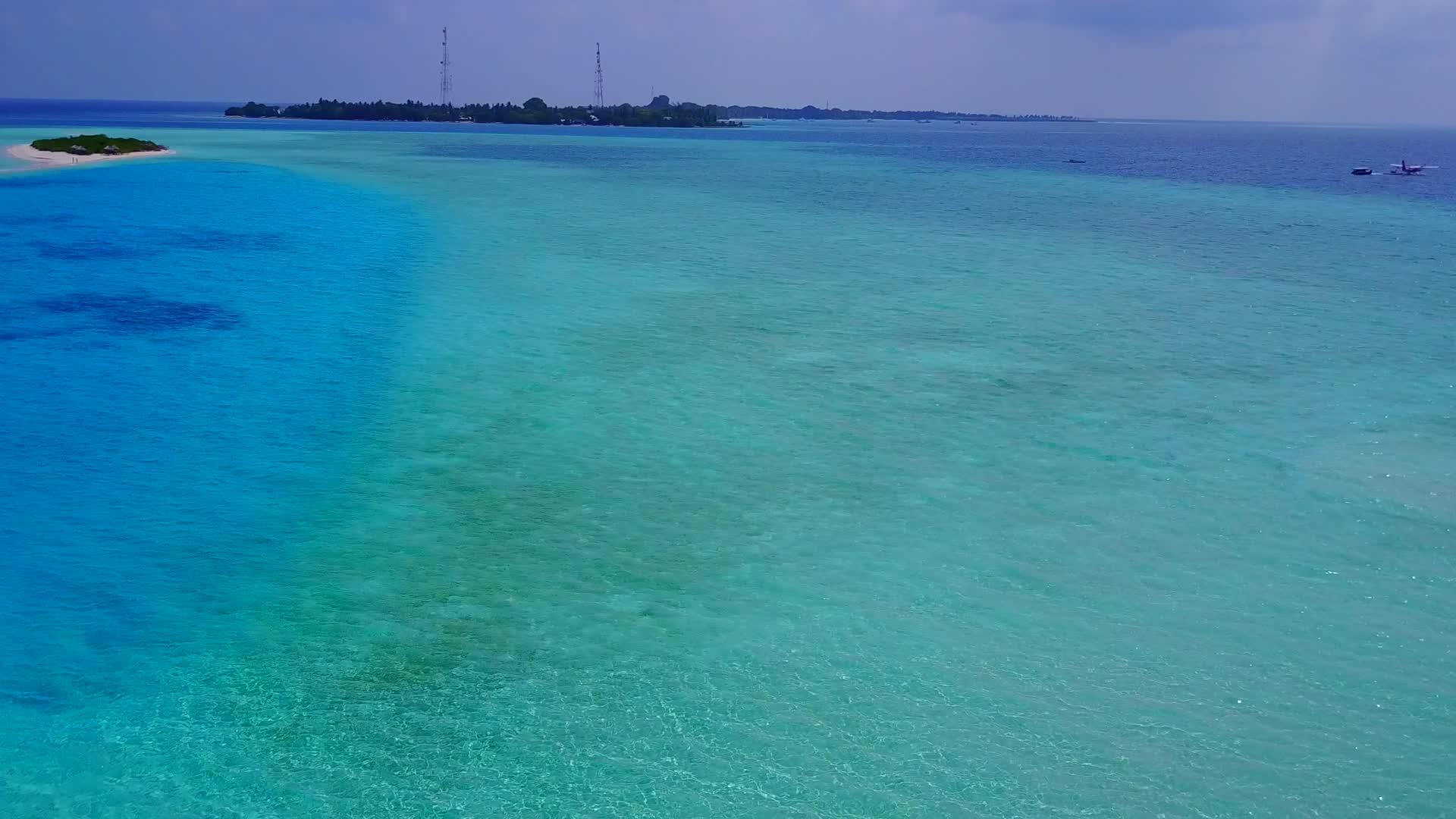 以白沙底浅海为背景白沙底浅海为背景在浅海中休息视频的预览图