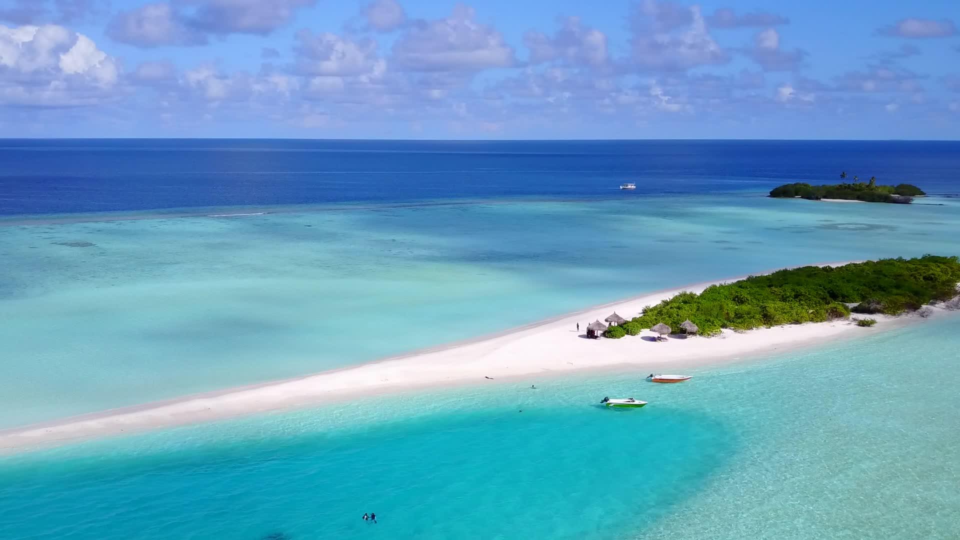 无人驾驶在热带海滩上飞行的蓝环礁湖和白色海滩视频的预览图