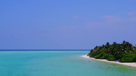 以蓝海和白沙为背景放松旅游海滩在空中观看全景视频的预览图
