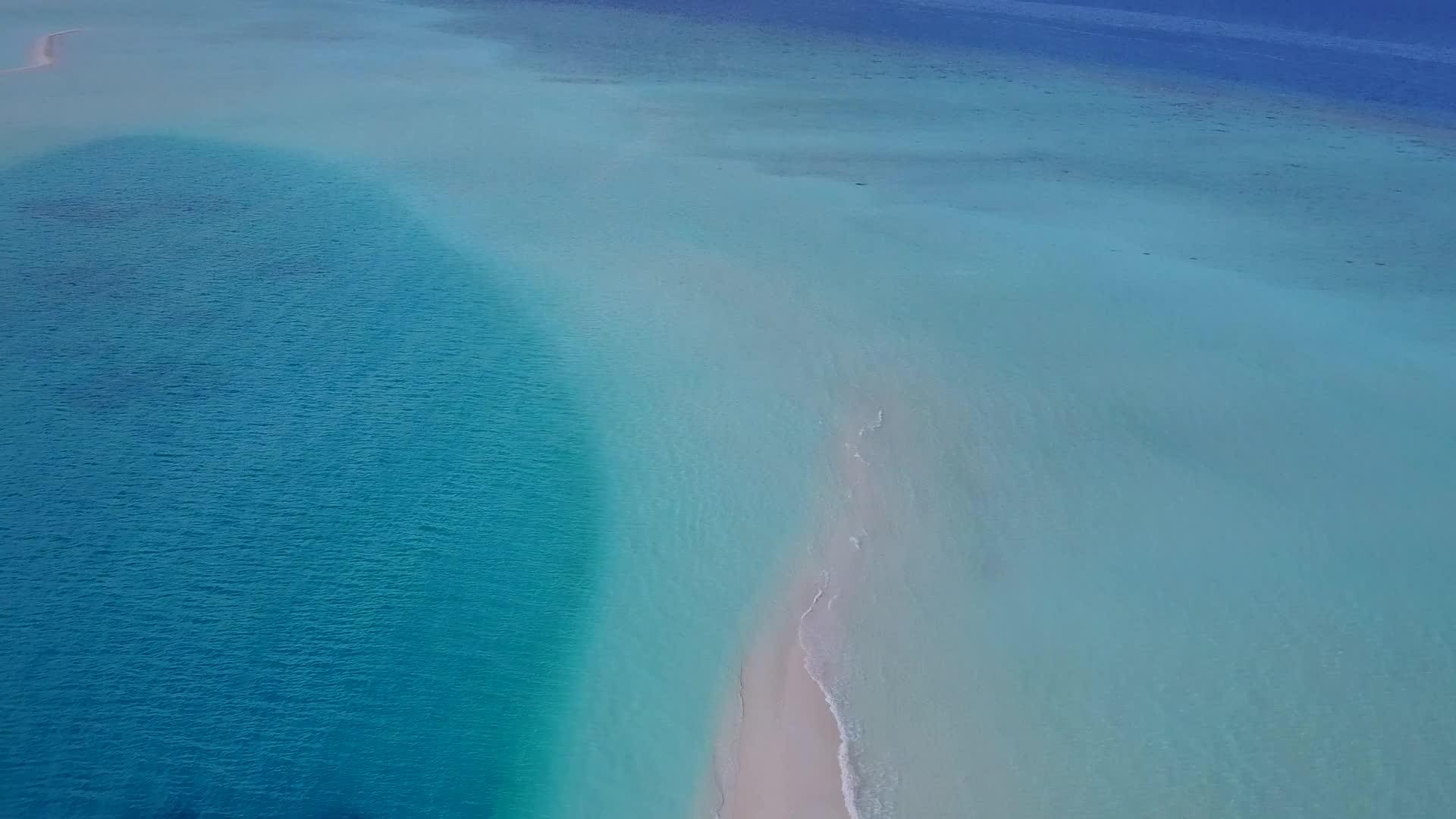 观察以浅沙为背景的绿色大海观察热带海滨海滩时间的天空视频的预览图