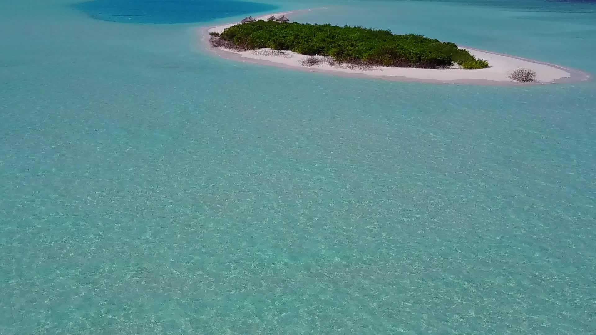 以清水和白色沙底为背景的清水是美食旅游海滩的生活方式视频的预览图