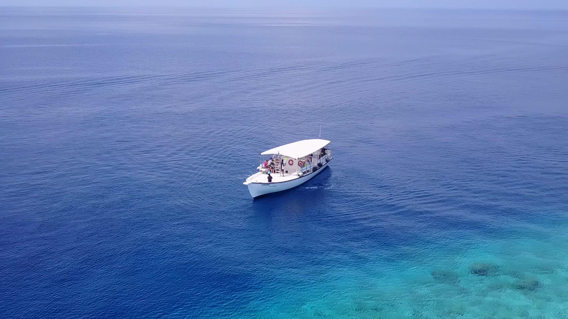 空无人驾驶无人驾驶在清水和白色海滩的背景下航行视频的预览图