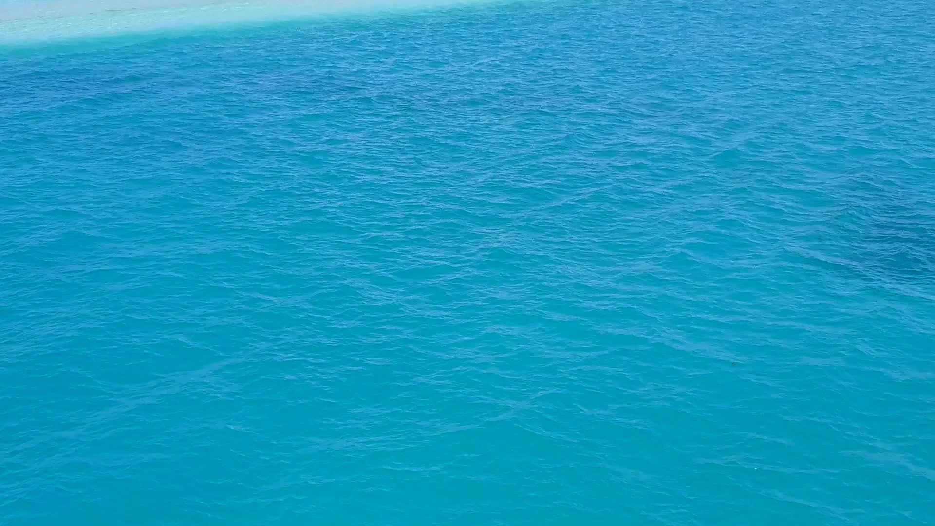 蓝水和白色沙土背景的蓝水用于海滨海滩时间视频的预览图