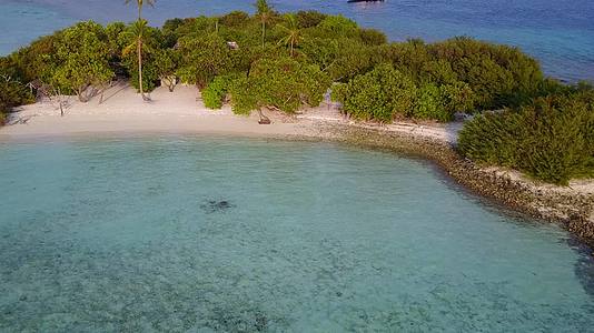 宁静的岛屿海滩以清海和白色沙滩为背景全天阳光明媚视频的预览图