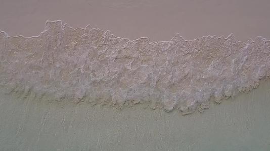 蓝天白沙背景下美丽的海岸线海滩之旅视频的预览图
