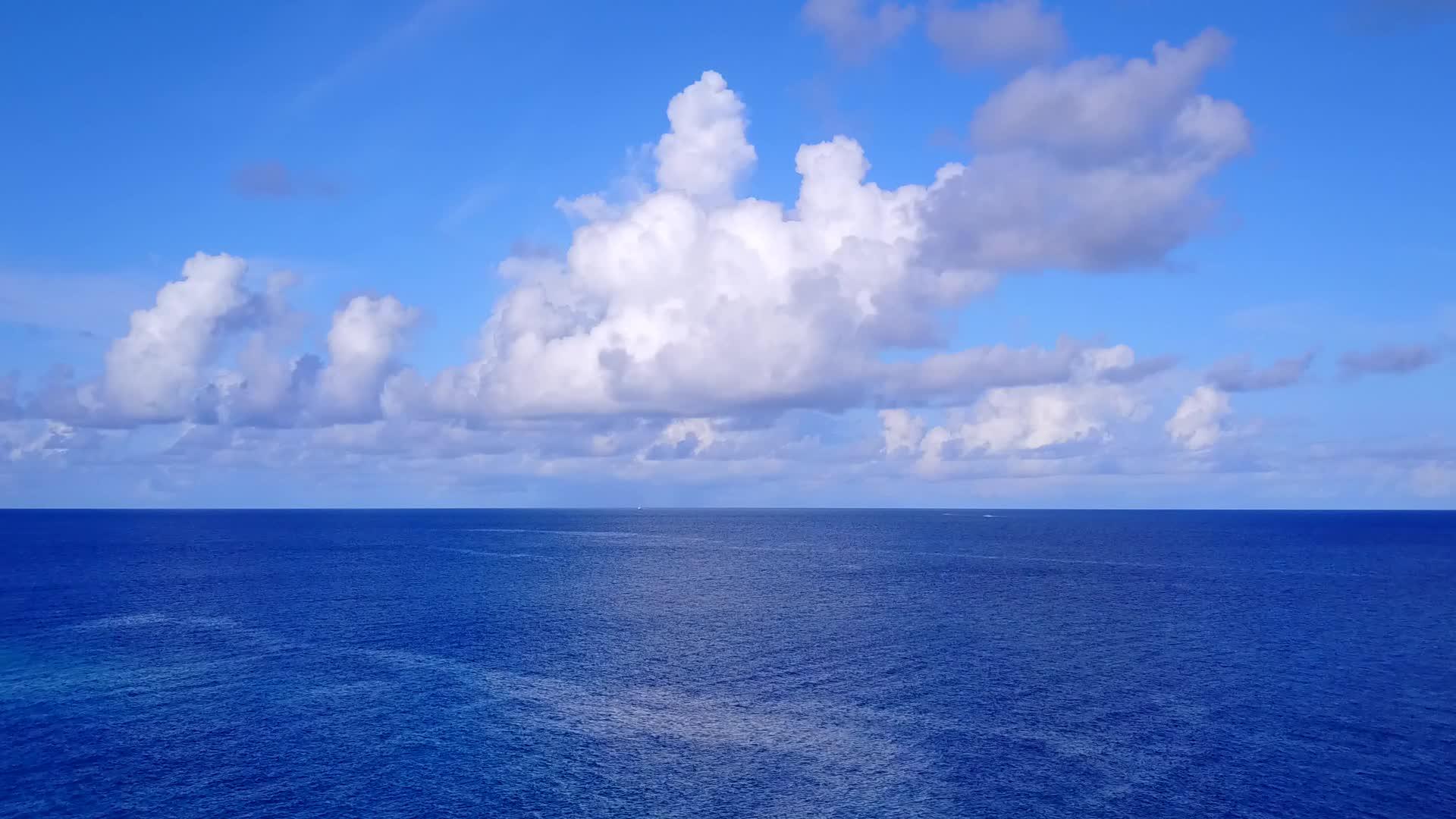 蓝海和白沙底蓝海有外来海滩假日的无人驾驶飞机视频的预览图