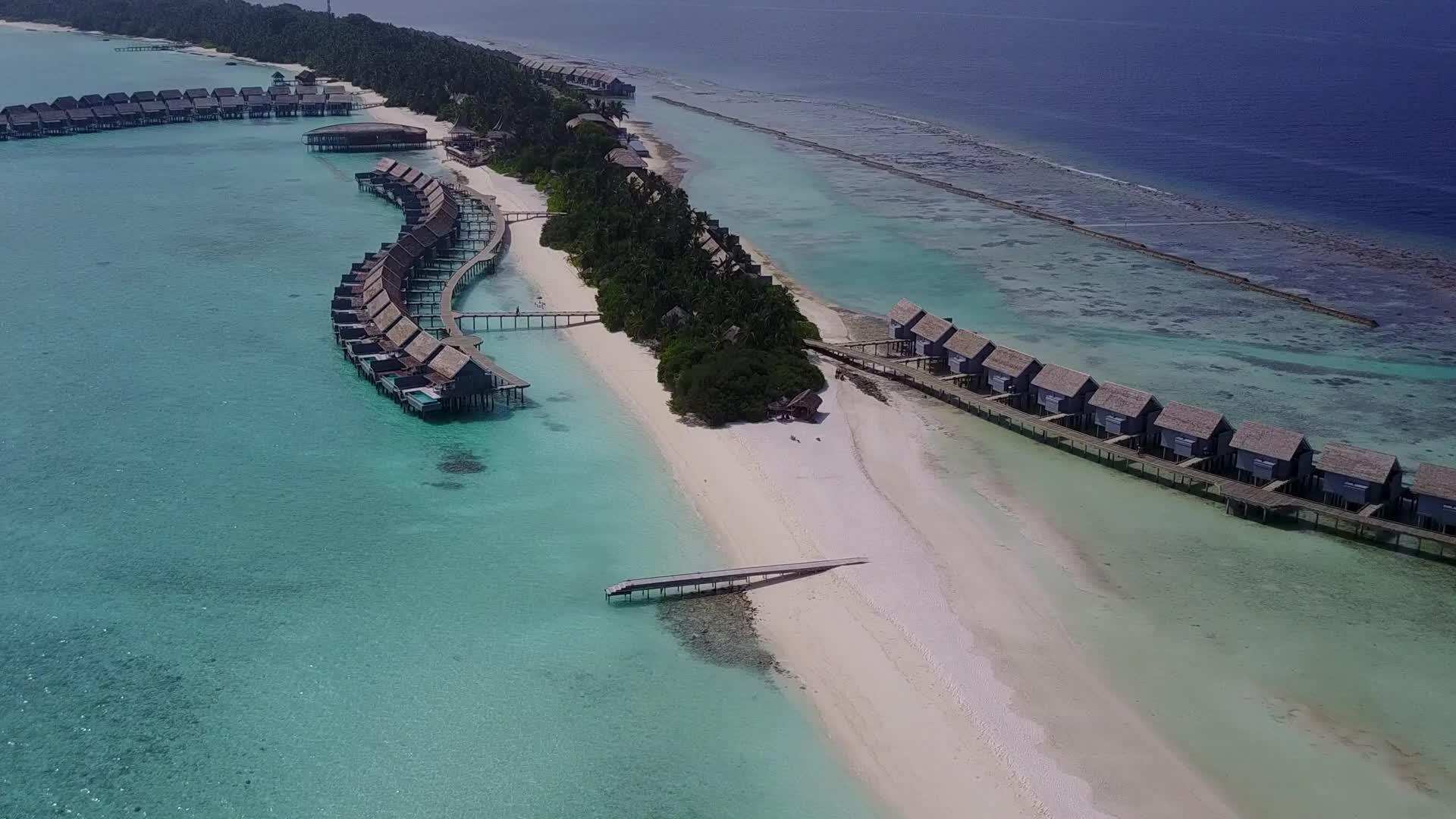 白沙背景浅水天堂海岸线海滩航行无人机纹理视频的预览图