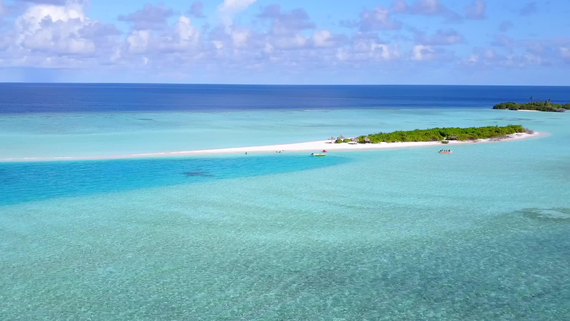 热带岛屿海滩以白沙为背景在浅水区航行它的性质是无人驾驶和无人驾驶视频的预览图
