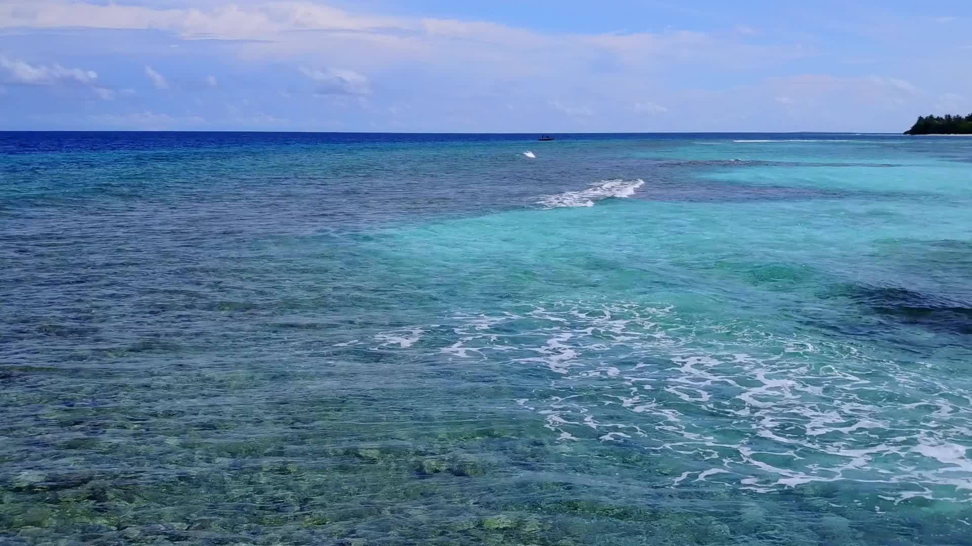 在浅海和白沙的背景下完美的泻湖海滩度假空气摘要视频的预览图