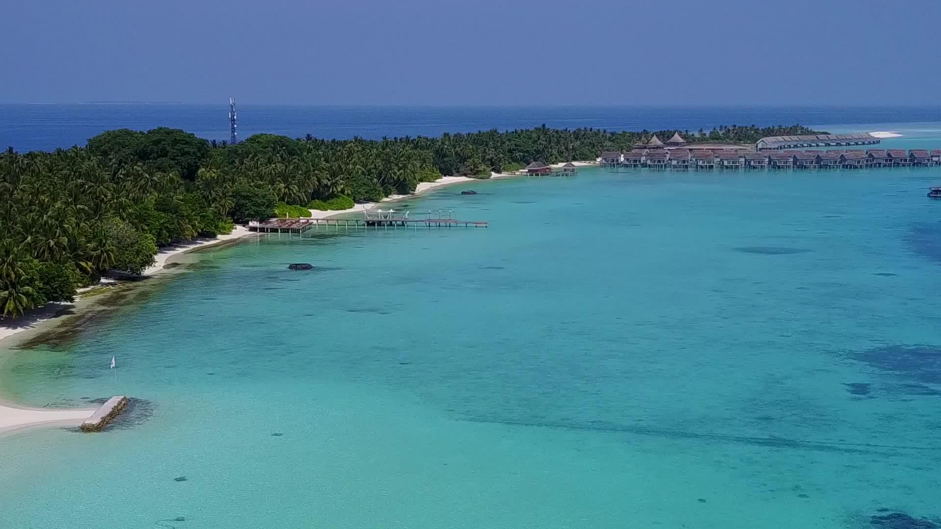 以蓝海和白色沙底蓝海为背景的热带海岸海滩生活方式视频的预览图