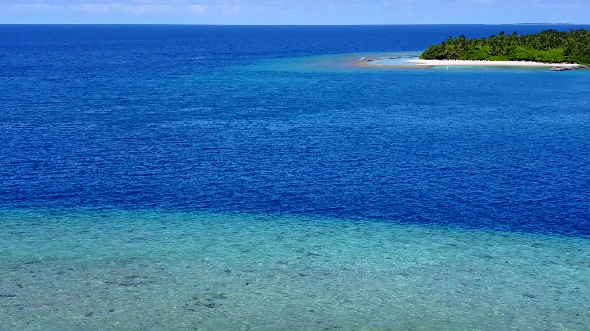 热带湾海滩海滩无人驾驶飞机在蓝水和白色沙滩上航行视频的预览图