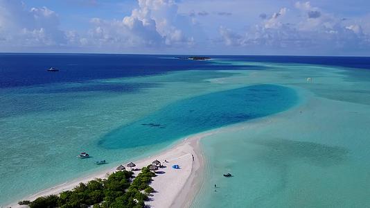 在蓝海和浅沙为背景观察环礁湖海滩的豪华景观视频的预览图