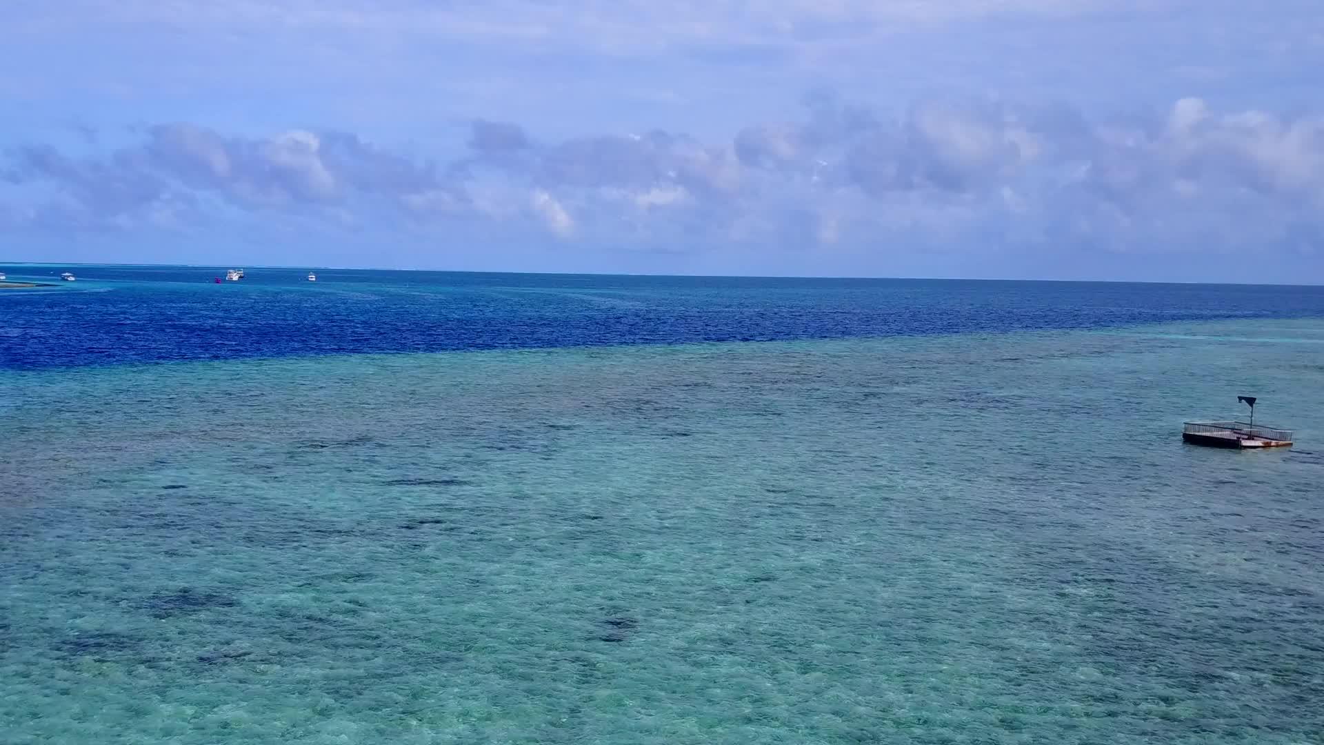 蓝色海平面海水以清洁沙土为背景以无人驾驶飞机为生视频的预览图