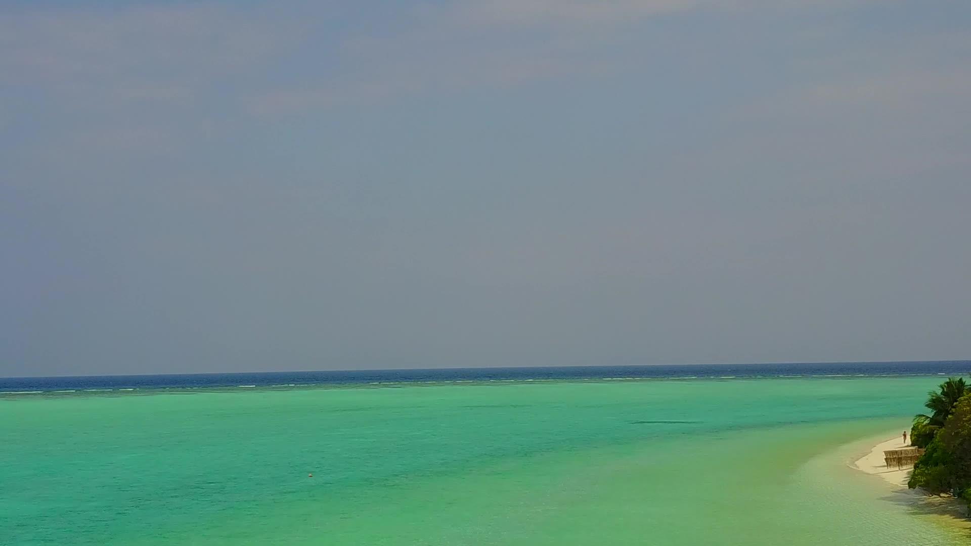 海岸线海滩时间具有清晰的环礁湖和白色海滩背景视频的预览图