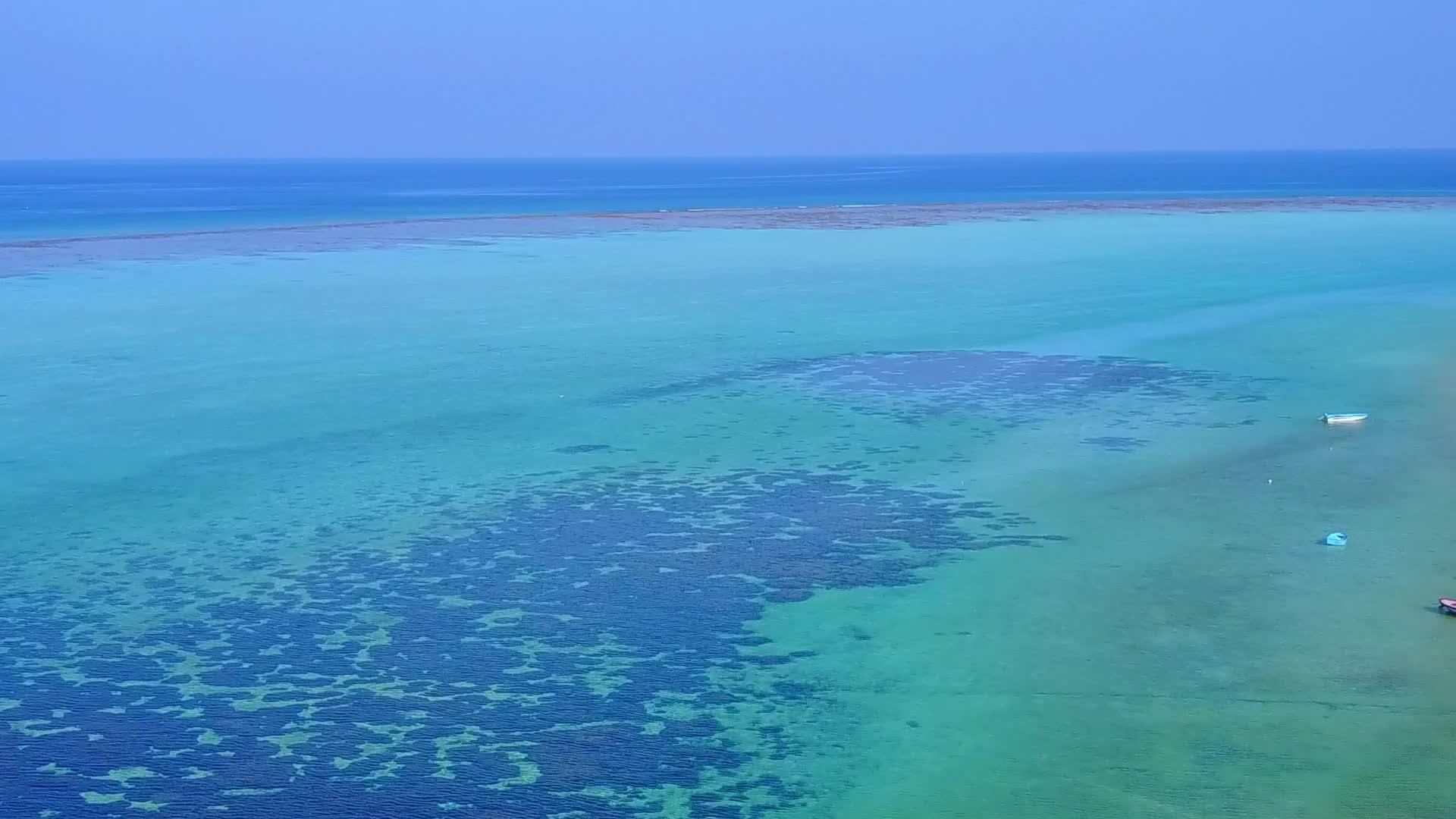 以明亮的滩背景的清水为例放松无人驾驶海滩生活方式视频的预览图