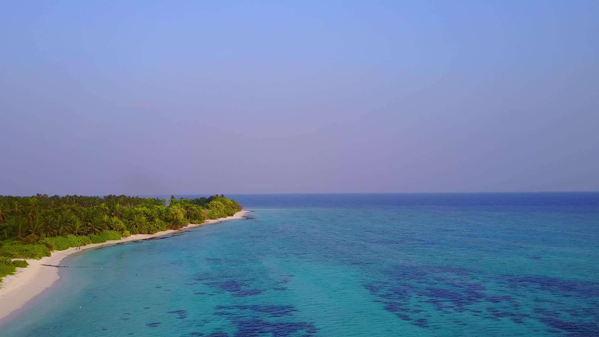 蓝海和白沙的岛屿海滩具有自然空气性质视频的预览图