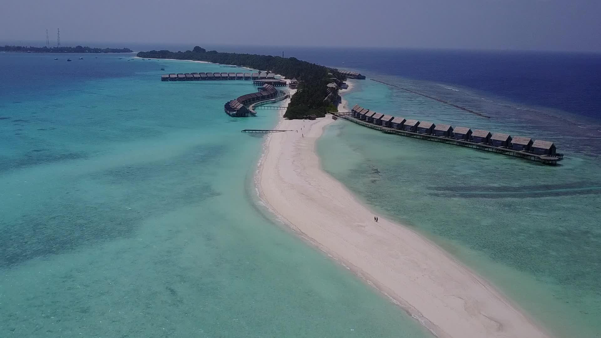 蓝色的水和清洁的沙子背景海滨野生生物在海边海岸风无人驾驶视频的预览图