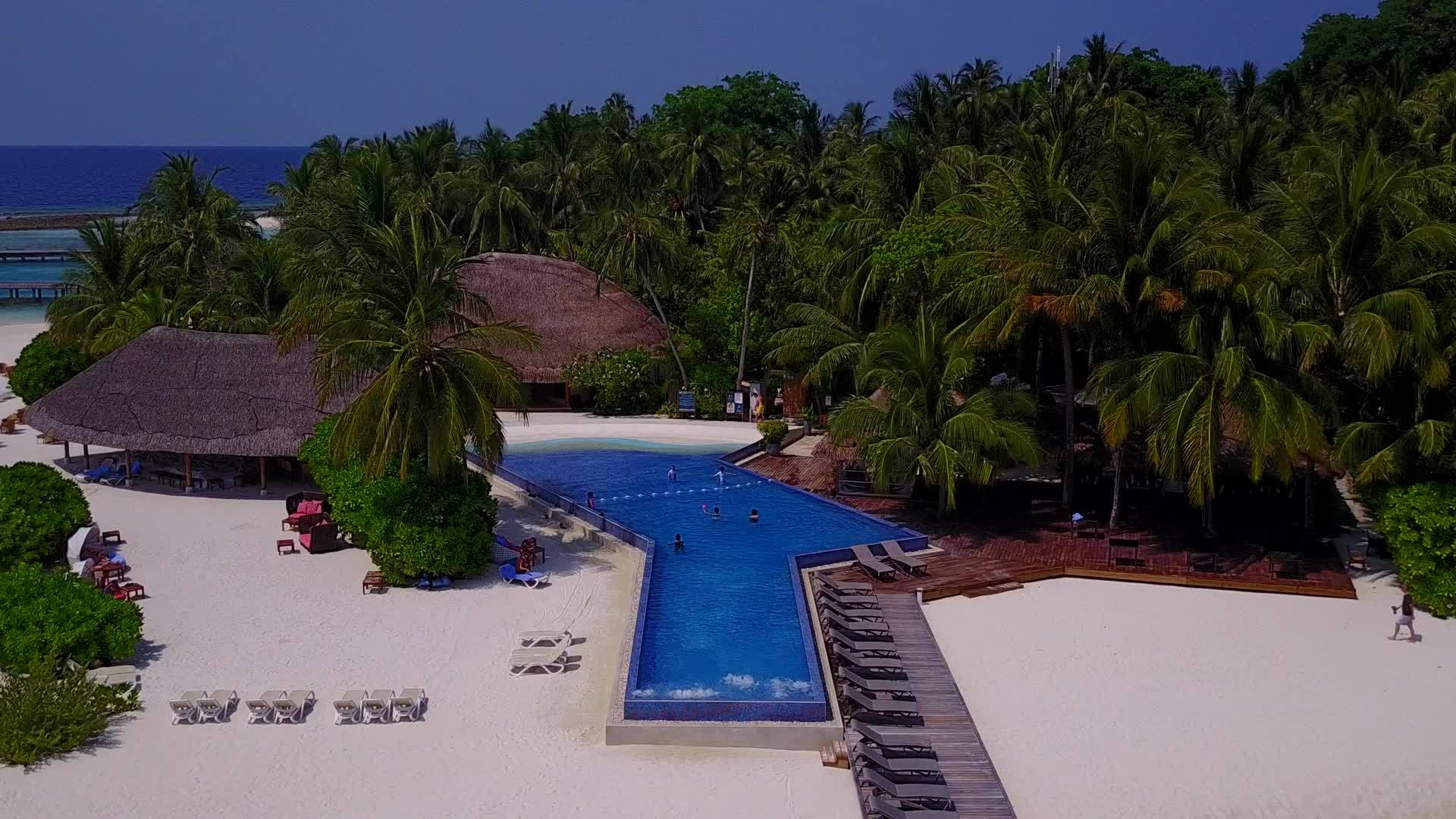 空中无人驾驶飞机的风景在蓝色背景的蓝色海平面上放松度假视频的预览图