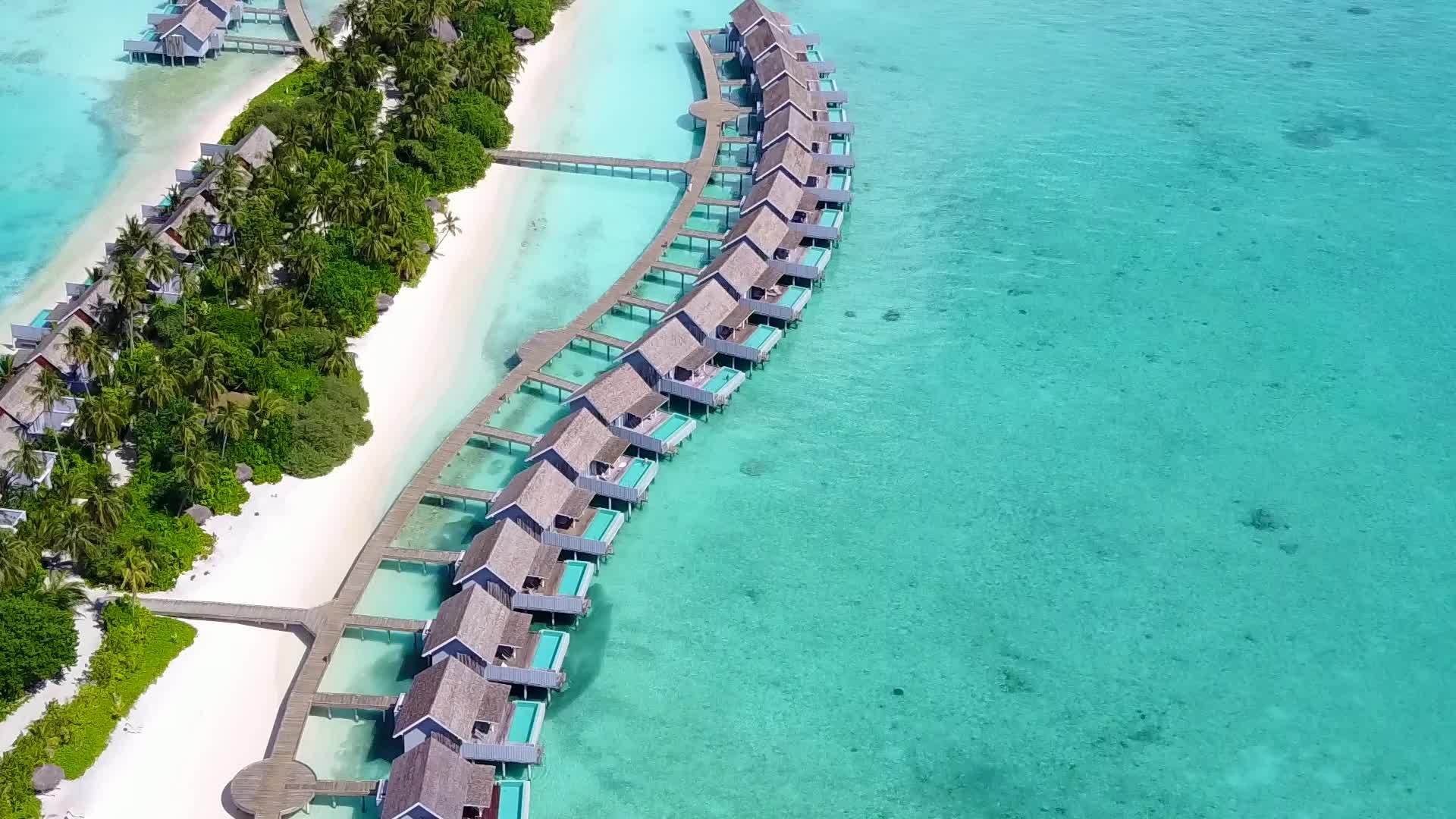 伊德利度假村海滩海景在白沙底浅礁湖航行视频的预览图