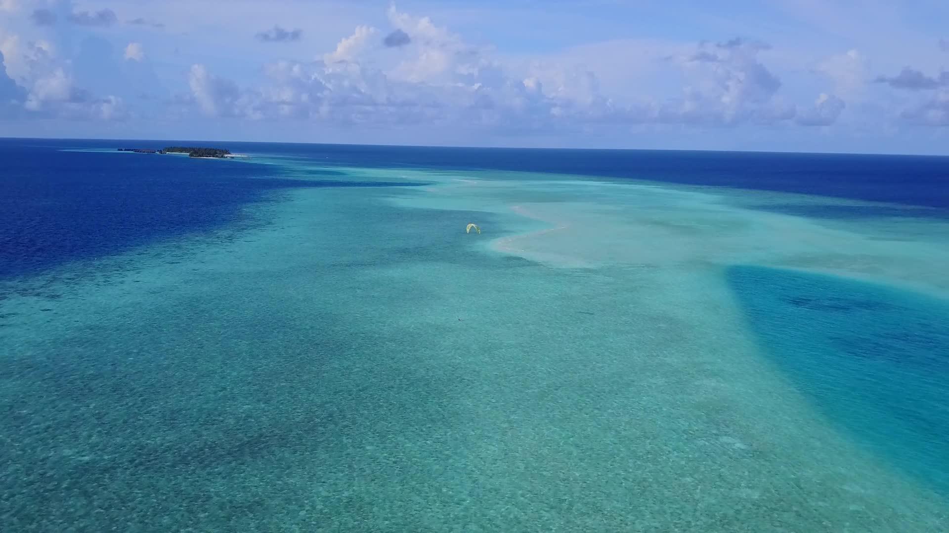 浅水、白沙、浅水和白沙安静的环礁湖海滩野生生物视频的预览图
