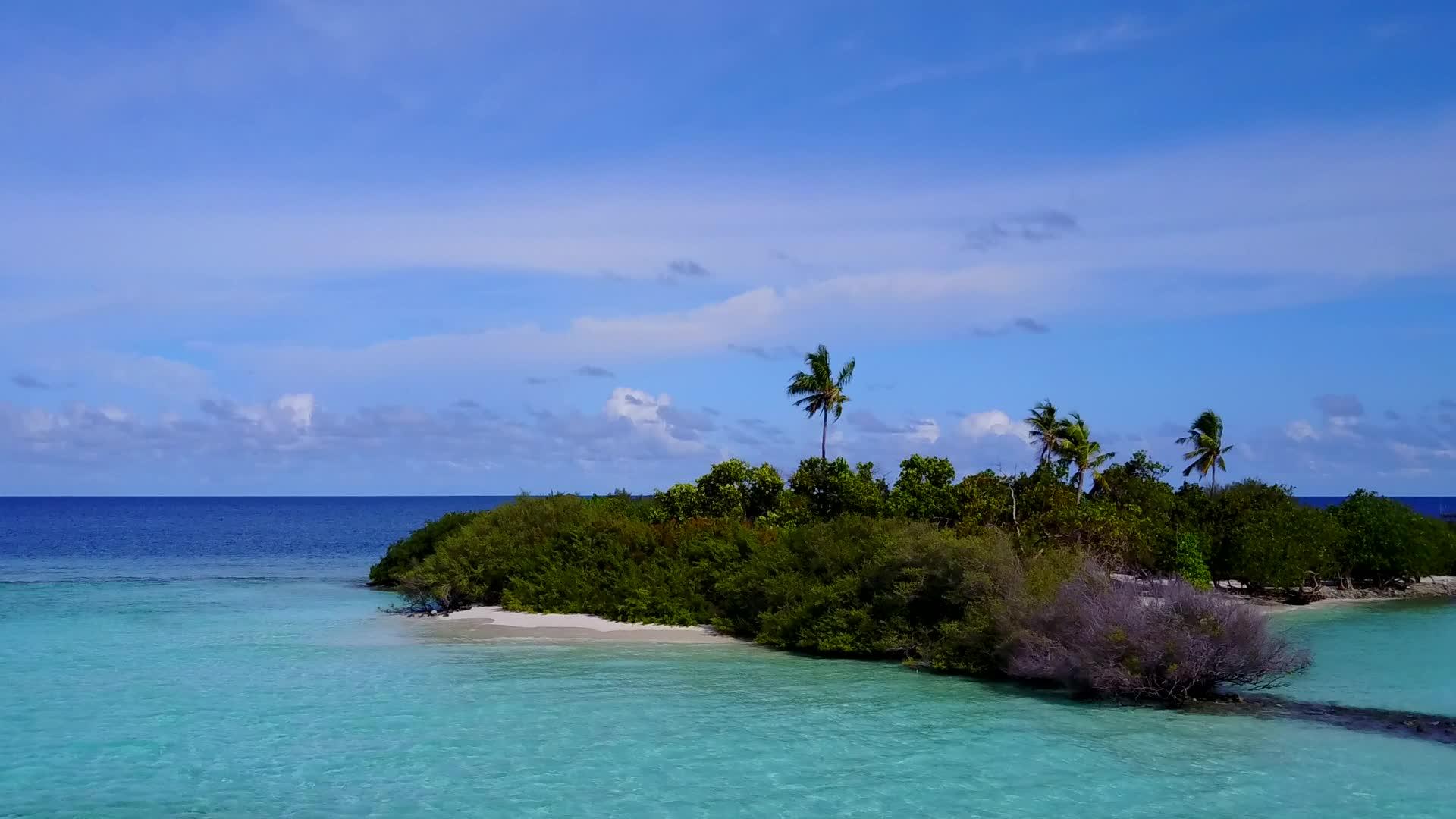 田园诗般的海湾海滩时空中的天空是蓝绿色的海洋和白色含沙的背景视频的预览图