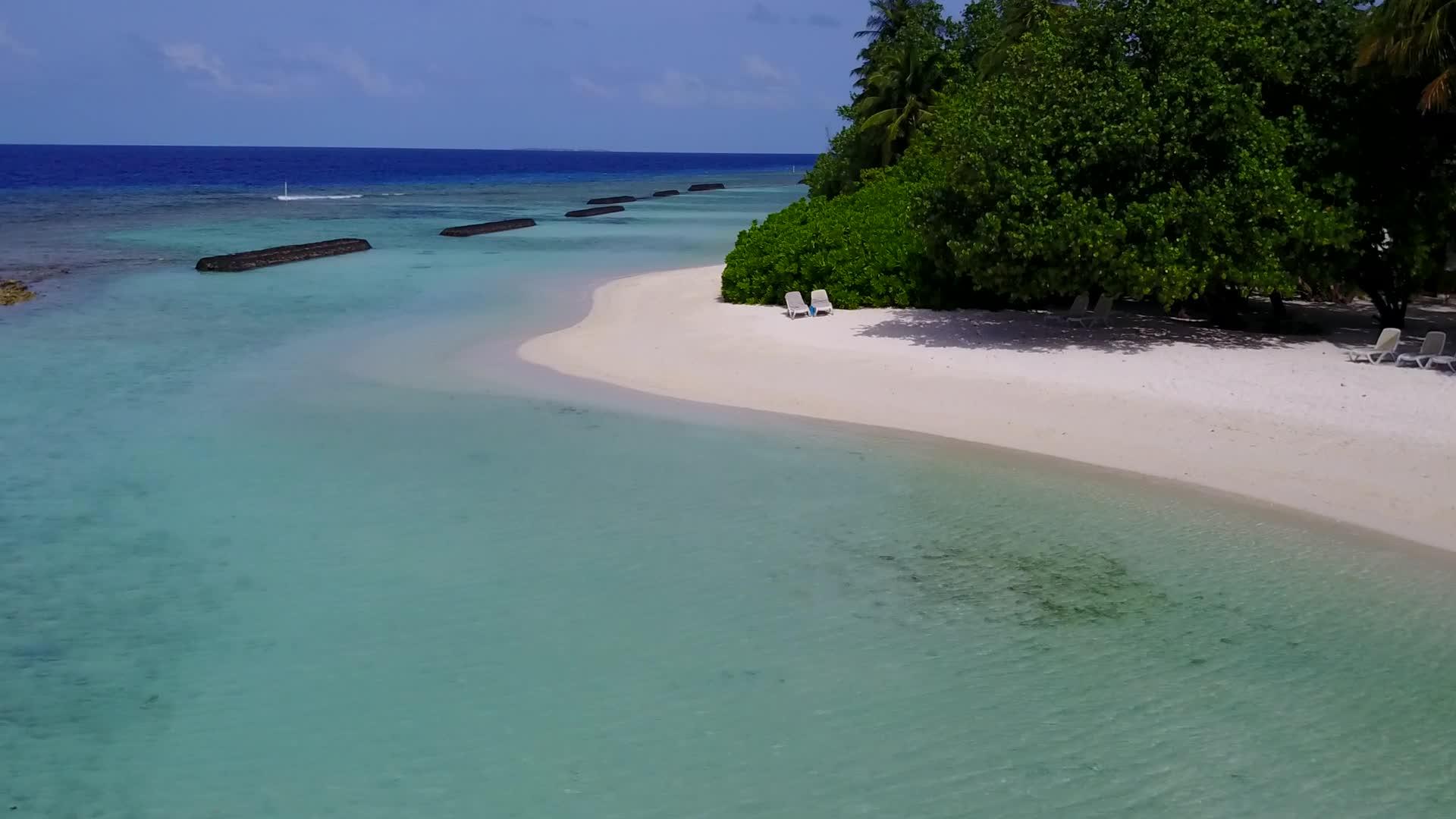 热带海景海滩度假无人机空中旅游视频的预览图