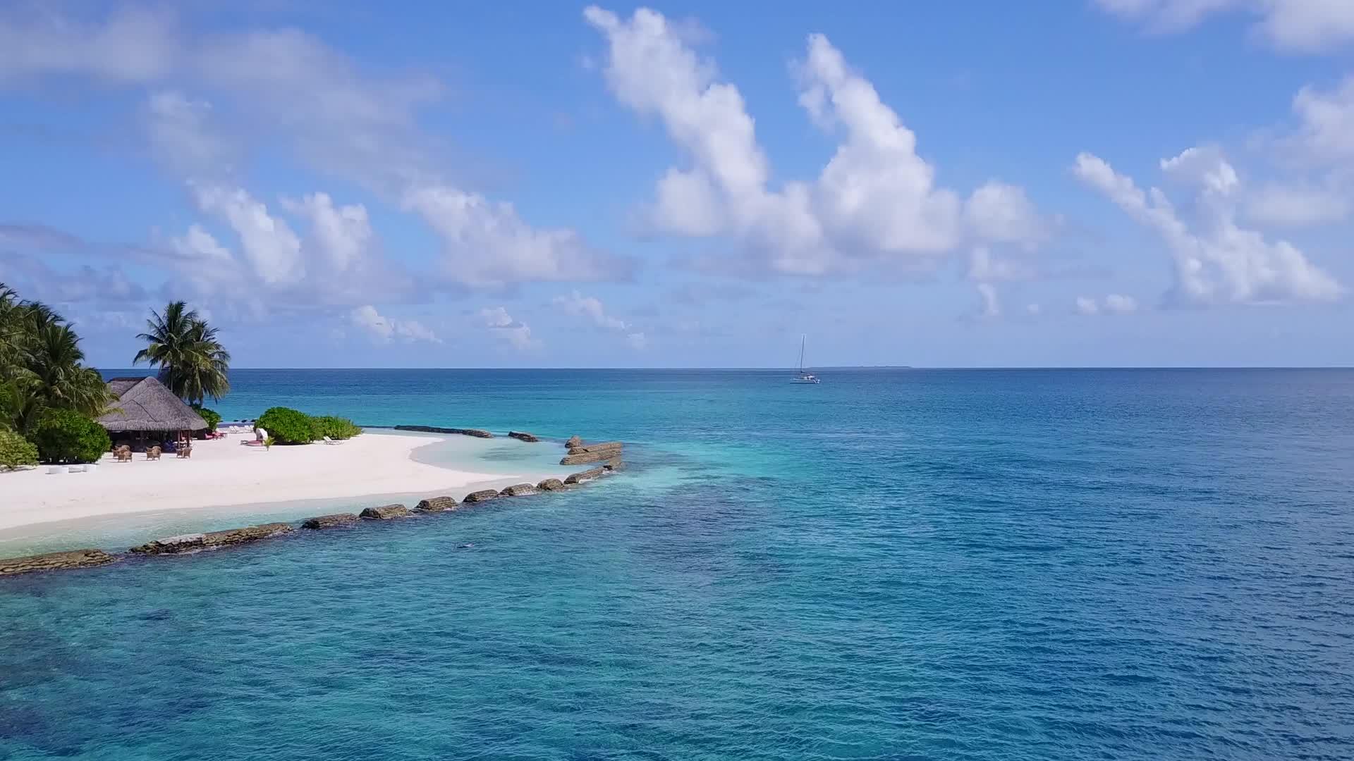 在海滩探险中以透明的海洋和白色海滩为背景观赏天堂海洋视频的预览图