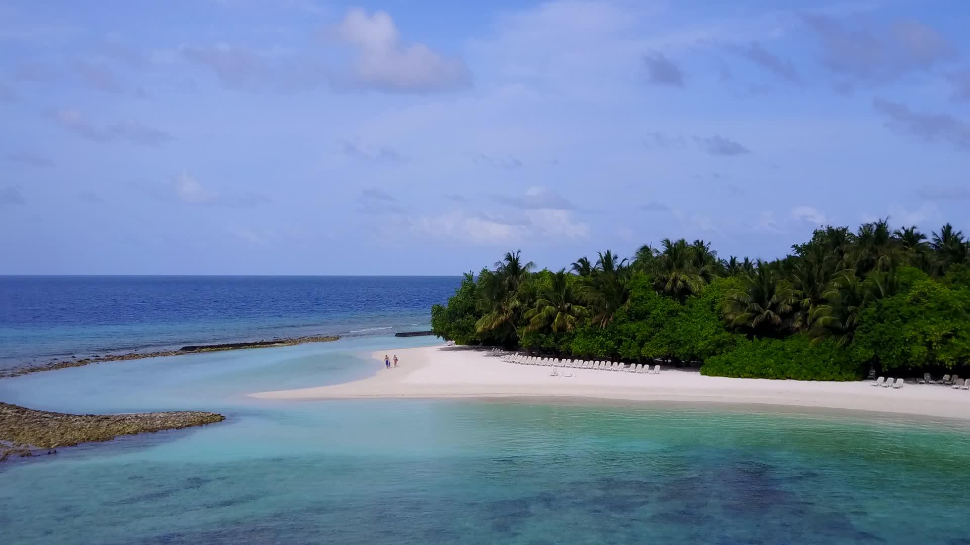 美丽的海岸海滩度假蓝海伴随着白沙的背景视频的预览图