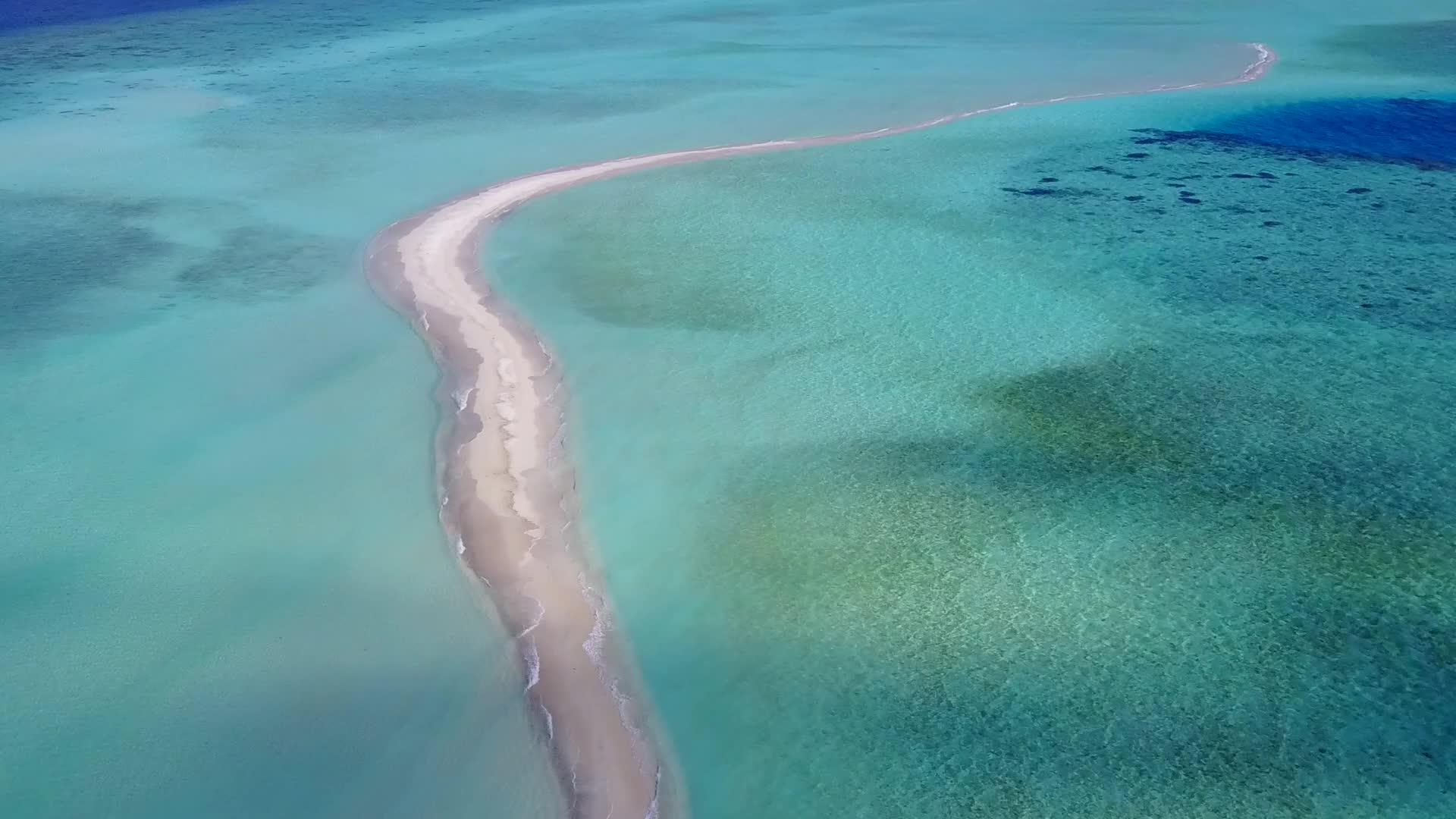 伴随着白色沙底蓝海的美丽海岸海滩度假日空中无人驾驶视频的预览图