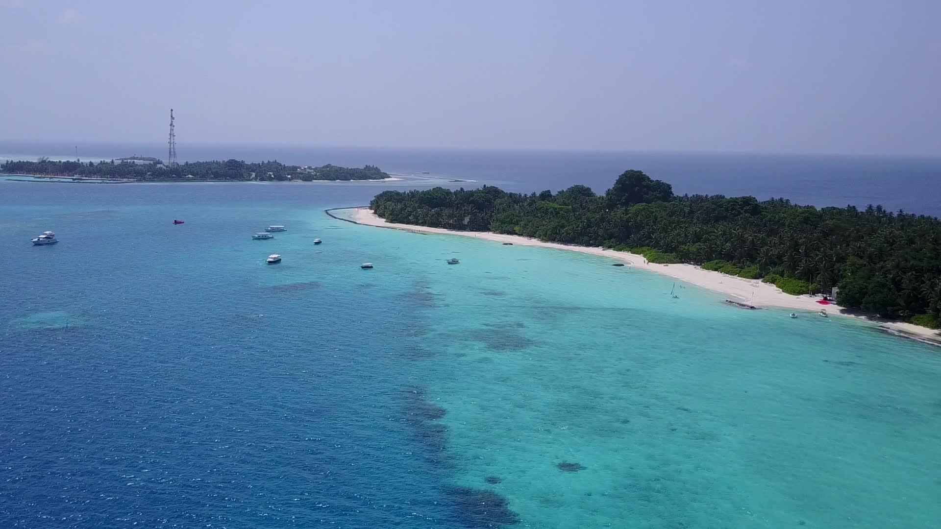 无人驾驶空中飞机以清水和白色沙滩为背景轻松海滩旅行视频的预览图