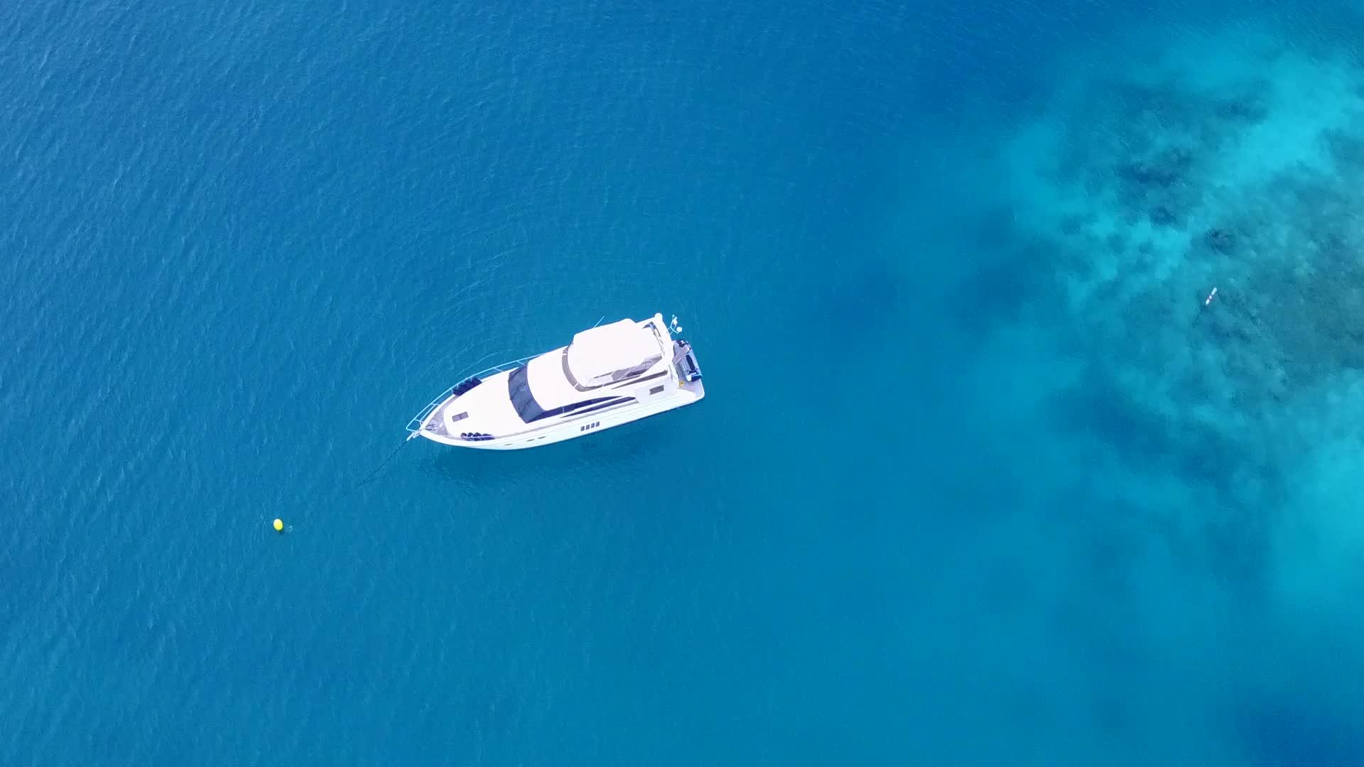 无人驾驶飞机以清海和白沙为背景环礁湖海滩安静航行视频的预览图
